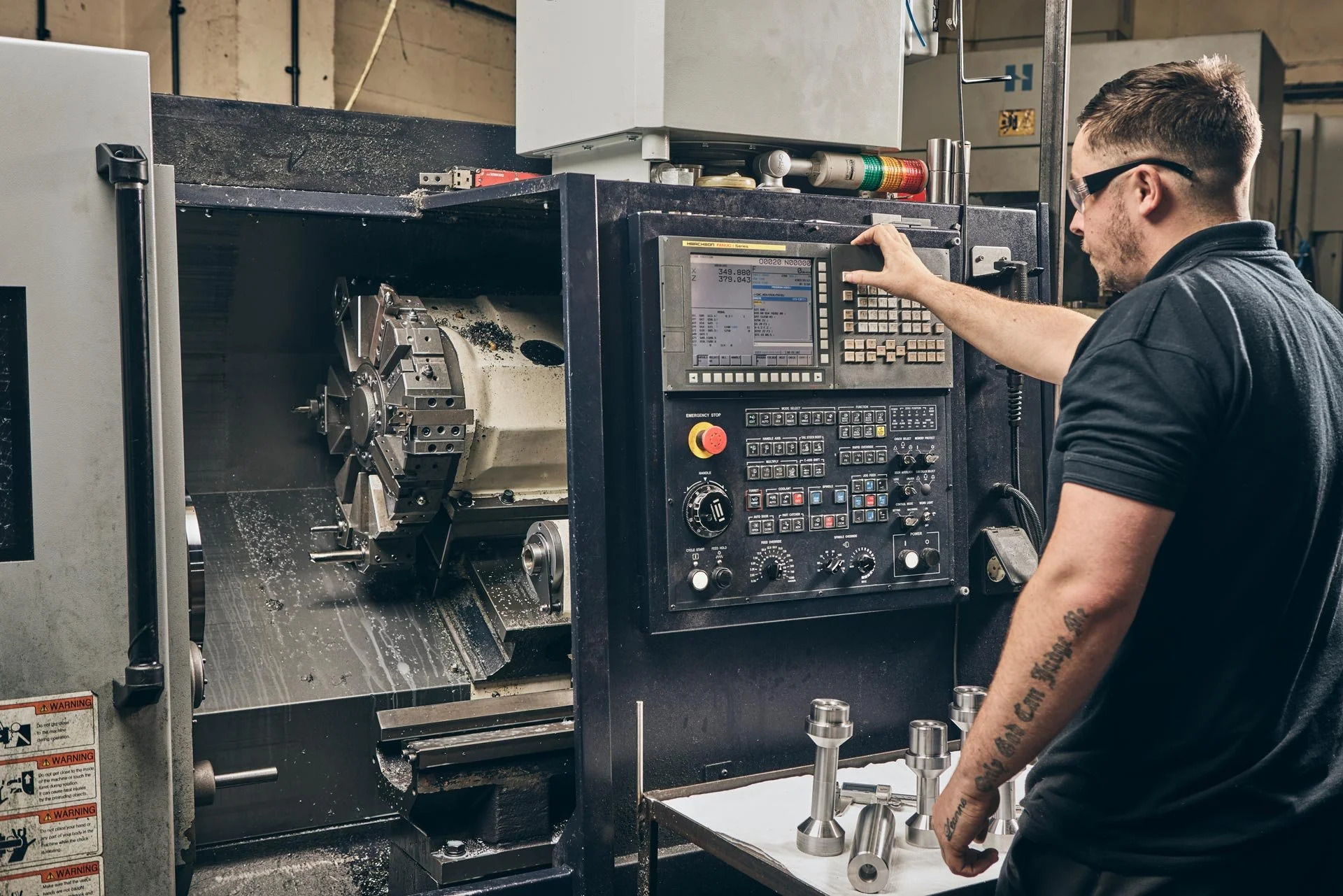 Ilustrativna fotografija CNC operatera pri radu na CNC stroju